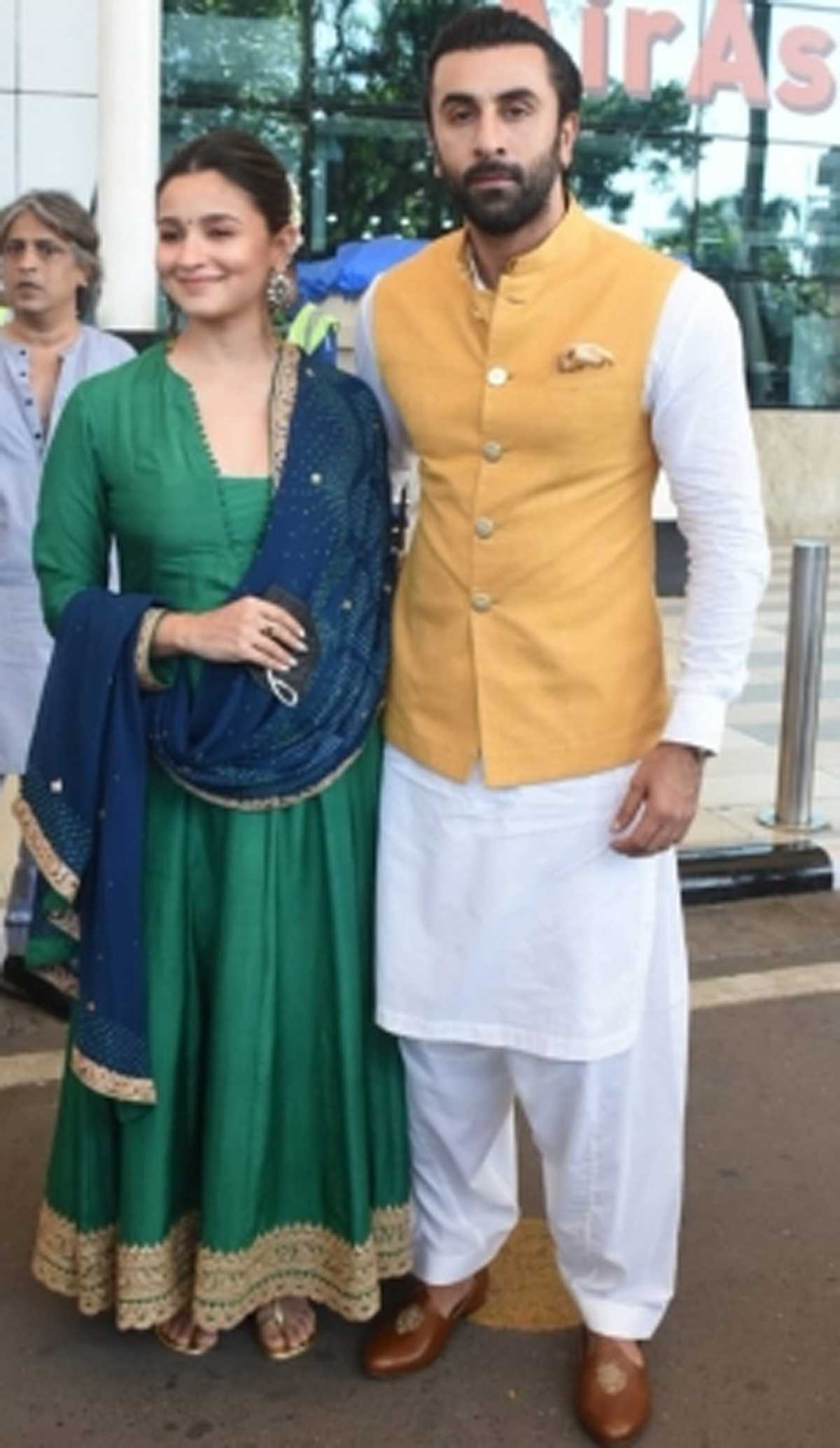 उज्जैन : विरोध के कारण महाकाल के दर्शन किए बिना लौटे रणबीर-आलिया, विवाद शुरू उज्जैन : विरोध के कारण महाकाल के दर्शन किए बिना लौटे रणबीर-आलिया, विवाद शुरू